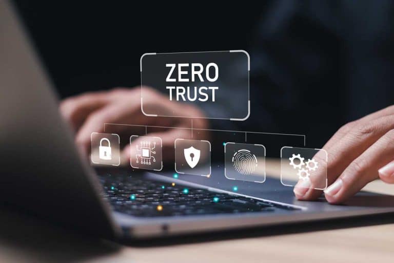 Mann sitzt vor Laptop mit grafischer visualisierung von zero trust Network Access